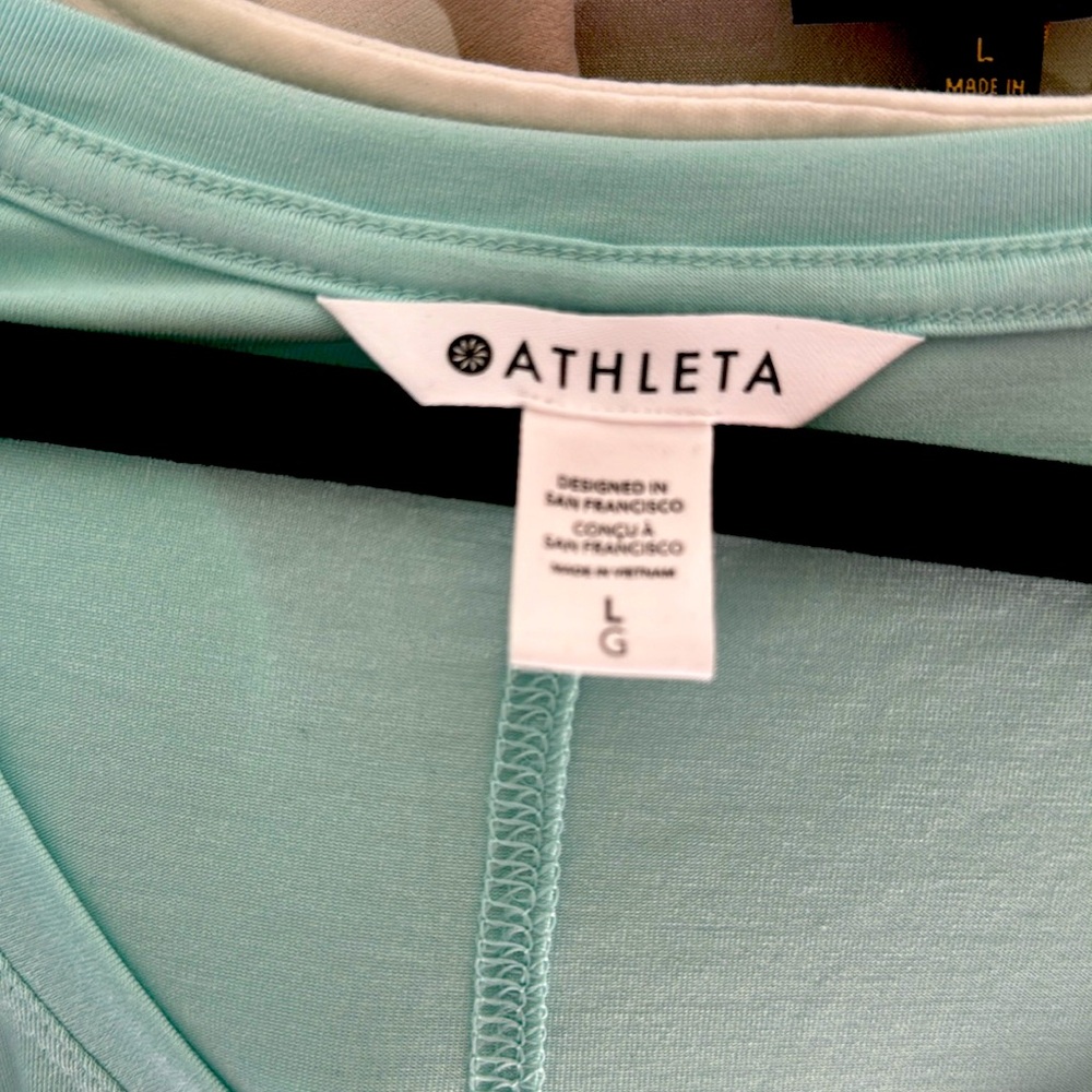ATHLETA STRATUS TOP in leaf green. Size L - Picture 4 of 6